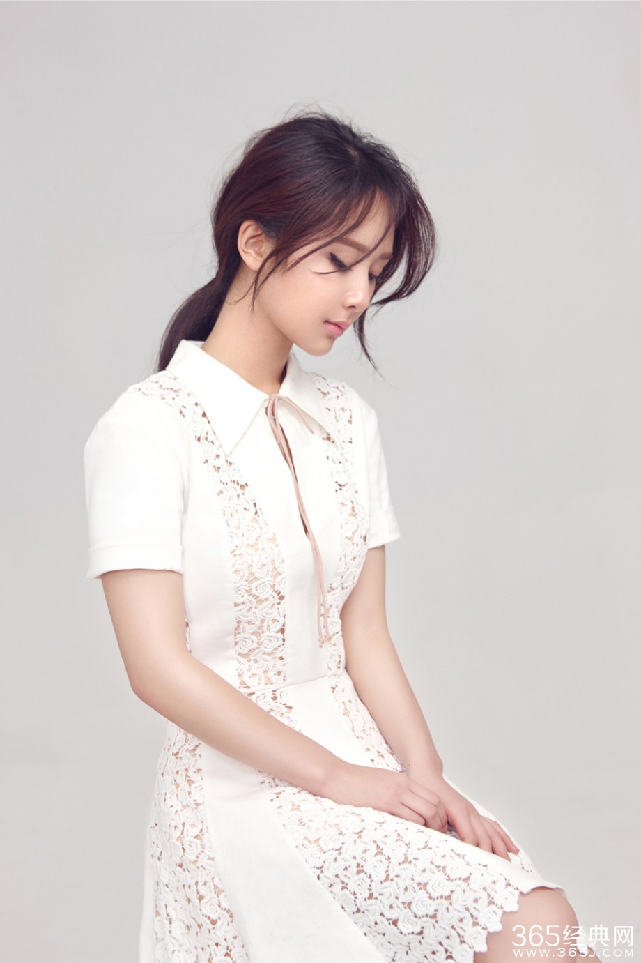 杨紫最新纯白写真曝光 气质清新似婉约版邱莹莹