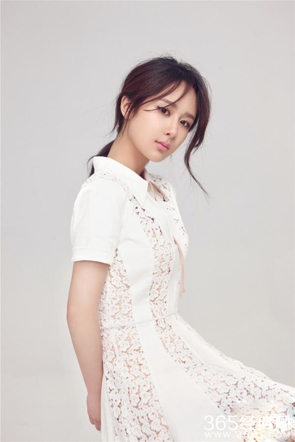 杨紫曝光纯白写真 气质清新切换婉约版邱莹莹