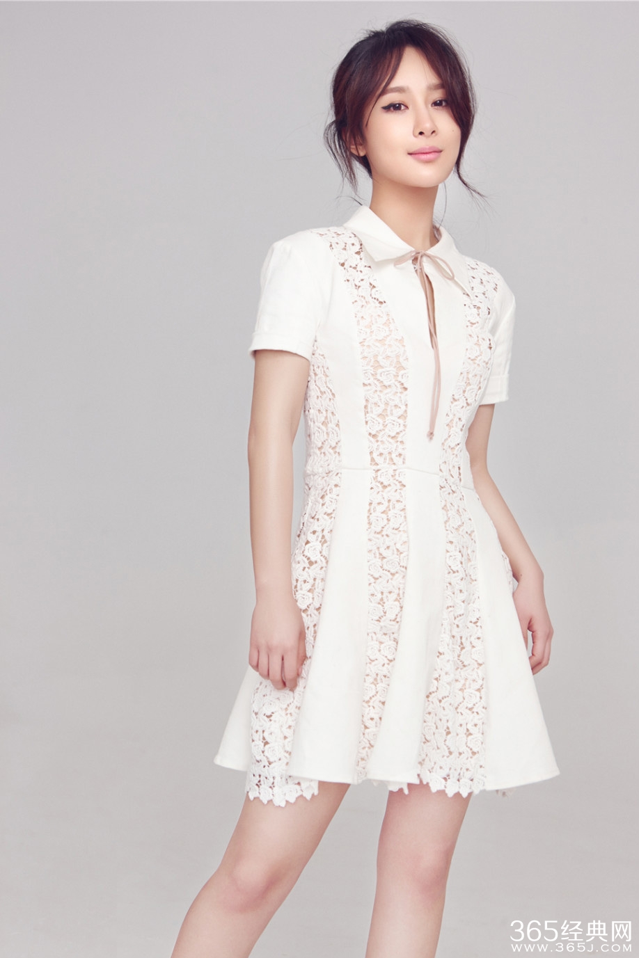 杨紫最新纯白写真曝光 气质清新似婉约版邱莹莹