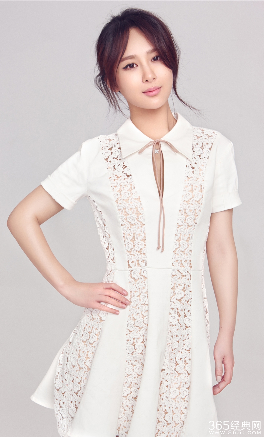 杨紫最新纯白写真曝光 气质清新似婉约版邱莹莹