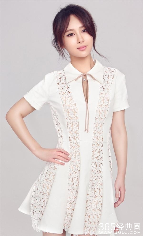 杨紫曝光纯白写真 气质清新切换婉约版邱莹莹