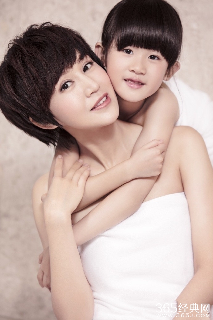 鲍蕾晒与母亲女儿美照 三代同框颜值满分