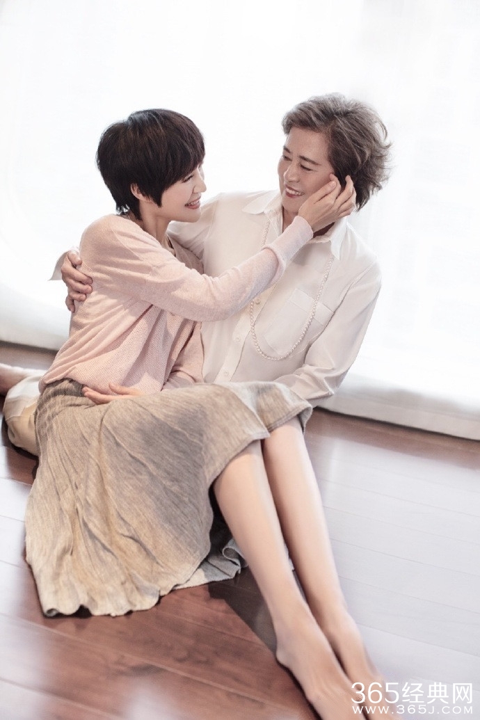 鲍蕾晒与母亲女儿美照 三代同框颜值满分