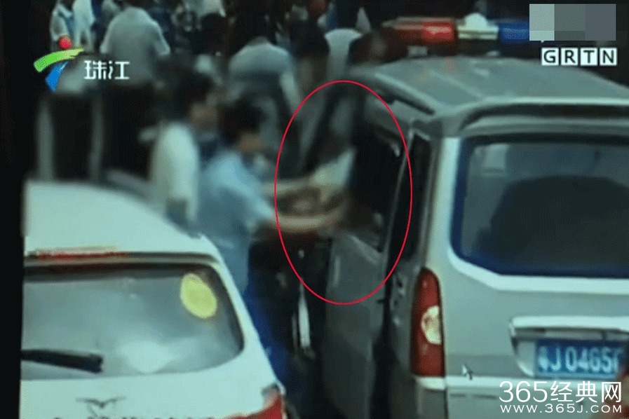 不满发型砍死老板娘 监控实拍全过程