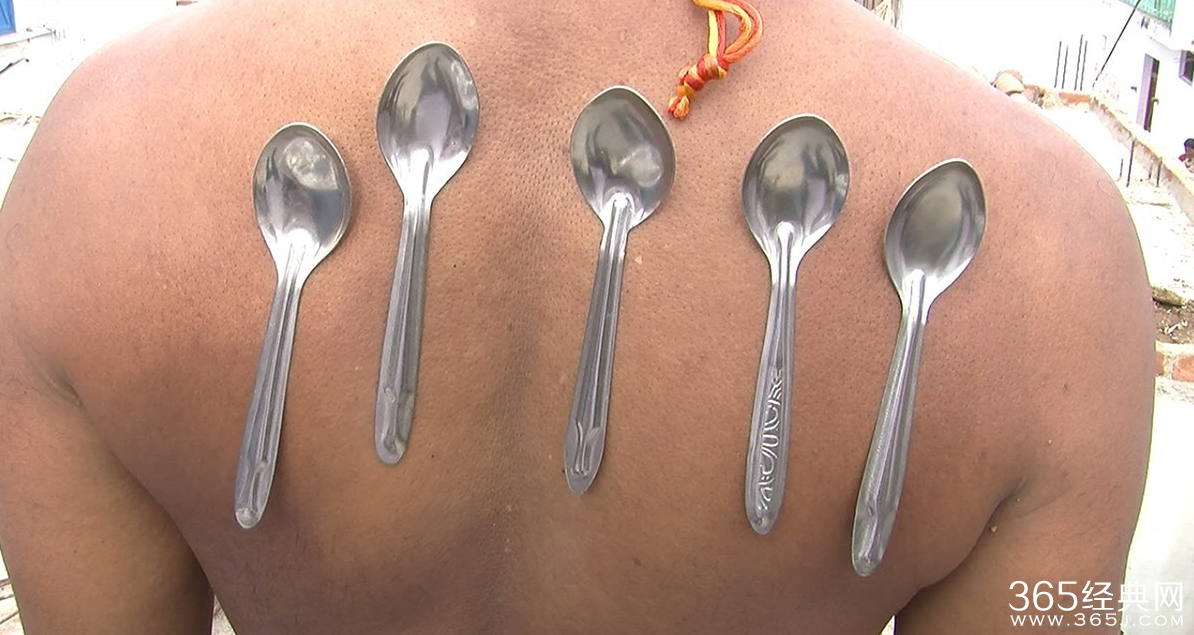 印度男子自身带磁性 可吸附金属餐具