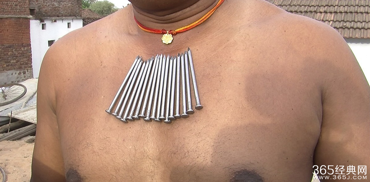 印度男子自身带磁性 可吸附金属餐具