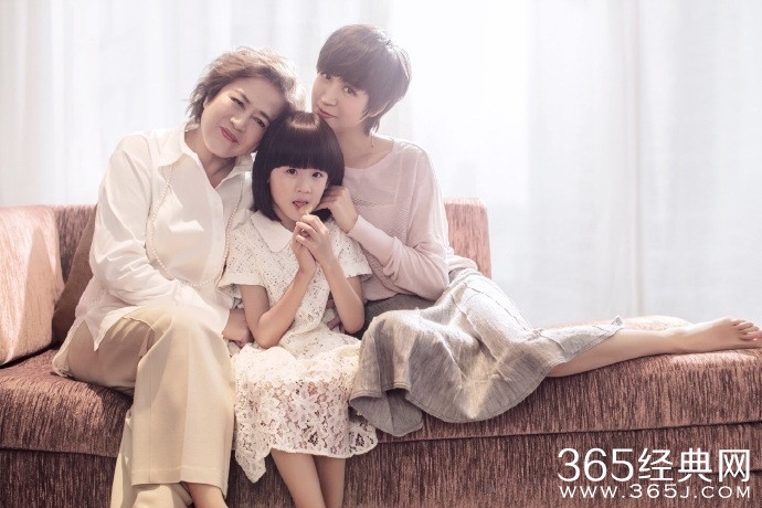 鲍蕾晒与母亲女儿美照 三代同框颜值满分