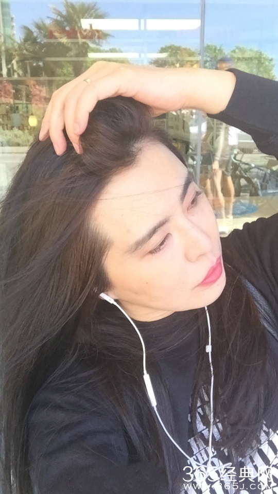 49岁王祖贤晒美照 随性撩发肤白水嫩