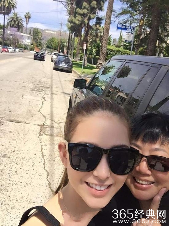昆凌与妈妈出游自拍 杰伦岳母脸圆年轻