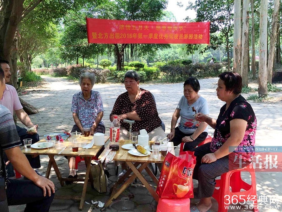 150公斤胖大姐8年未出家门 的哥抬她出门赏景