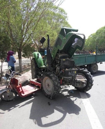 男子砍伤父亲后开拖拉机见车就撞 官方:情绪不稳