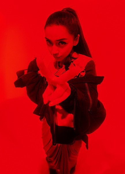 Angelababy变色了！鲜红写真有点辣