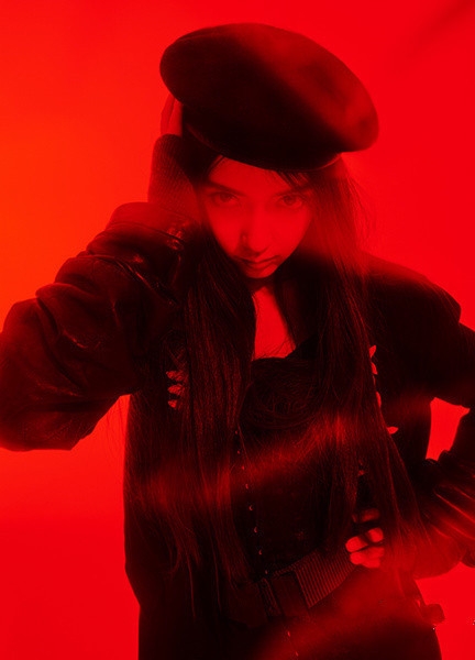 Angelababy变色了！鲜红写真有点辣