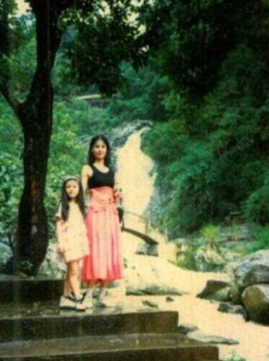 葛天母女合影曝光 妈妈早年走秀美丽动人