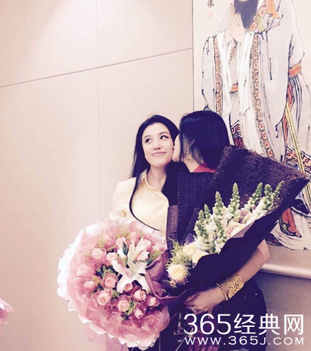 葛天母女合影曝光 妈妈早年走秀美丽动人