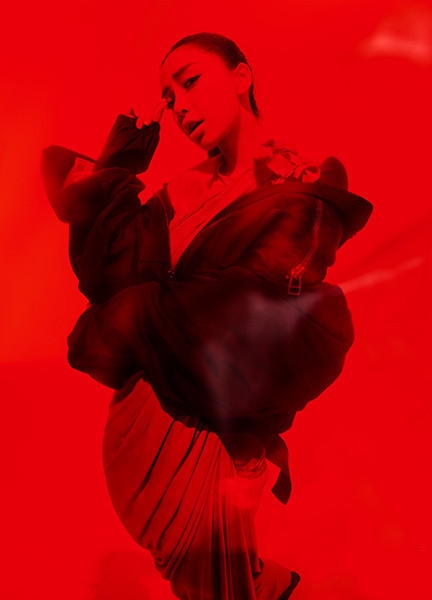 Angelababy变色了！鲜红写真有点辣