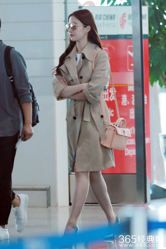 刘亦菲现身机场 风衣配粉包