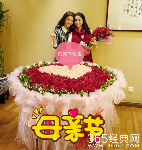 葛天母女合影曝光 妈妈早年走秀美丽动人