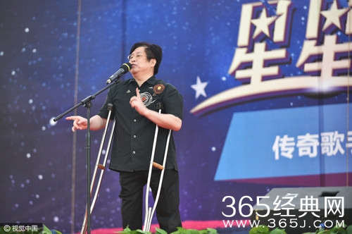 55岁郑智化拄拐献唱 双腿病情加重恐难再登台