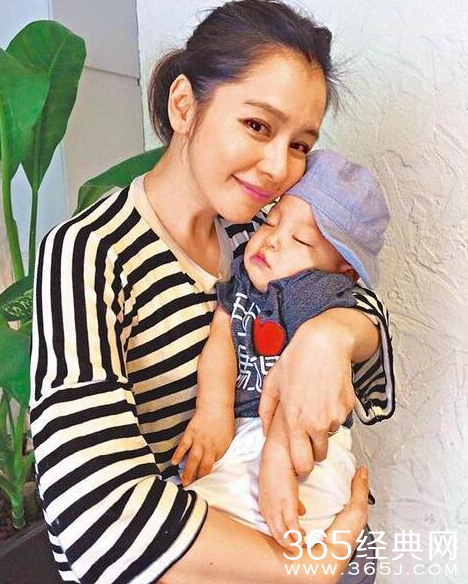 徐若瑄晒与俩继女亲密合影 拒绝当最毒后妈