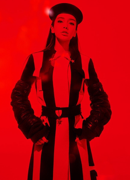 Angelababy变色了！鲜红写真有点辣