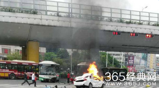 广东佛山女司机连撞2辆公交监控视频