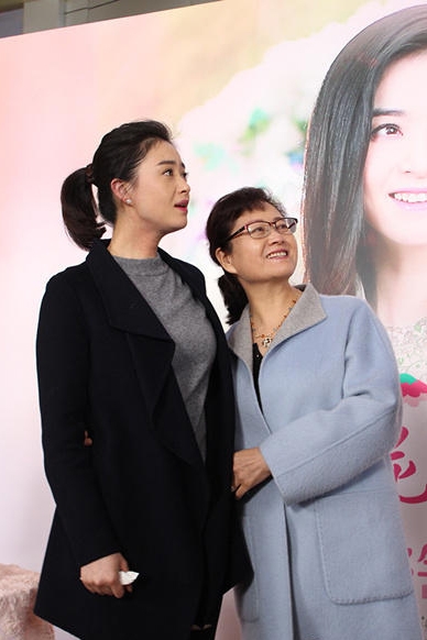 妈妈赴剧组给蒋欣庆生 曝看《欢乐颂》被虐哭