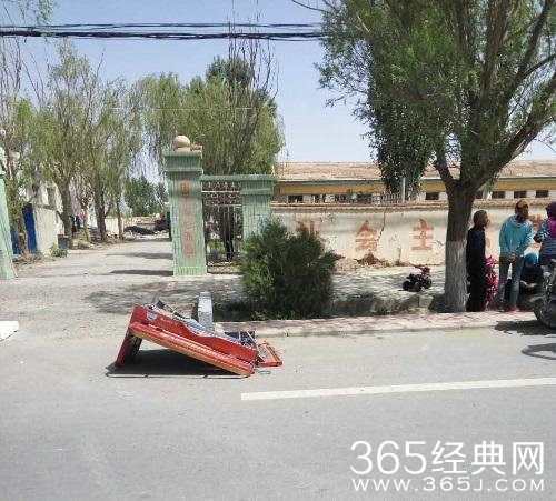 男子砍伤父亲后开拖拉机见车就撞 官方:情绪不稳