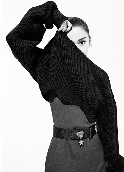 Angelababy变色了！鲜红写真有点辣