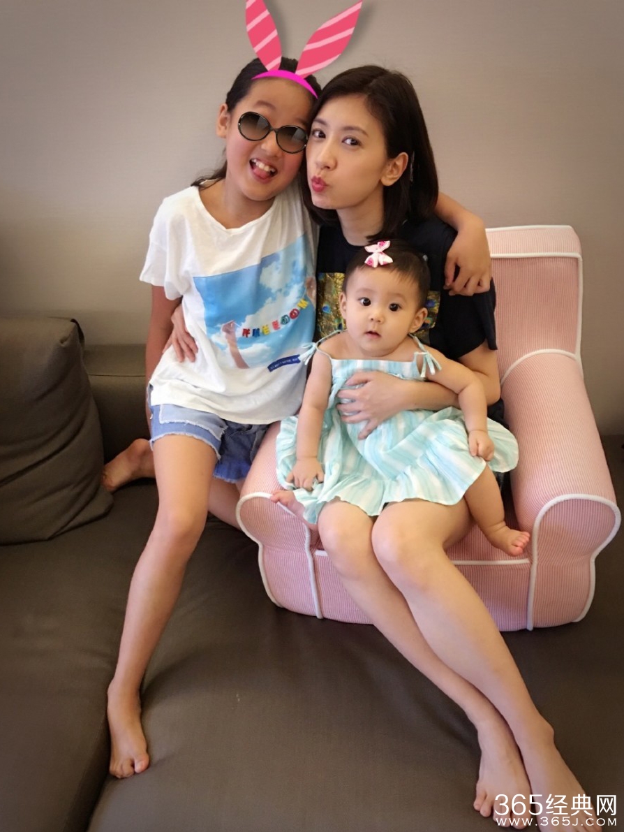 美哭了！贾静雯晒两女儿合影