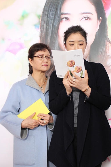 妈妈赴剧组给蒋欣庆生 曝看《欢乐颂》被虐哭