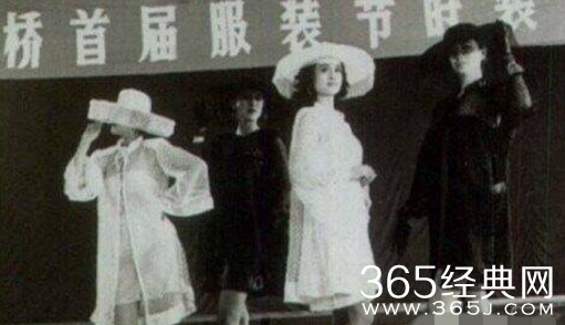 葛天母女合影曝光 妈妈早年走秀美丽动人