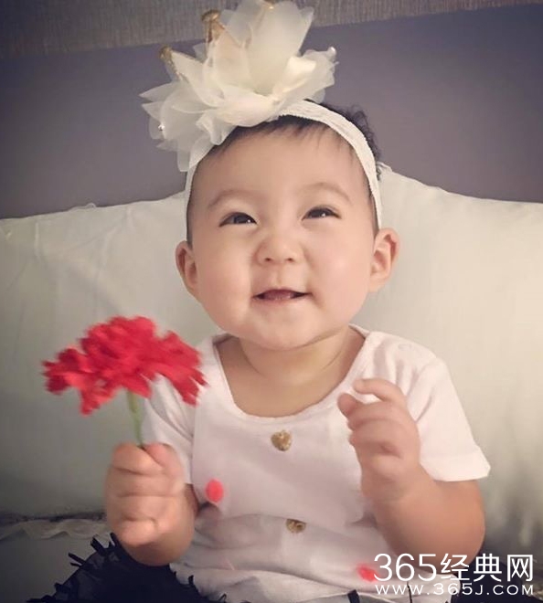 美哭了！贾静雯晒两女儿合影