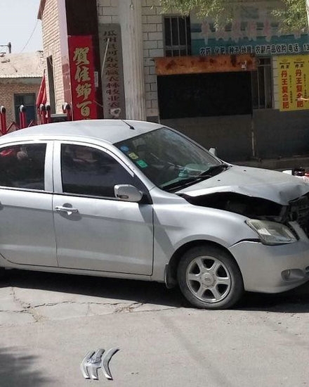 男子砍伤父亲后开拖拉机见车就撞 官方:情绪不稳