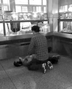 中国好学长最帅背影:医学研究生跪地救回学弟命