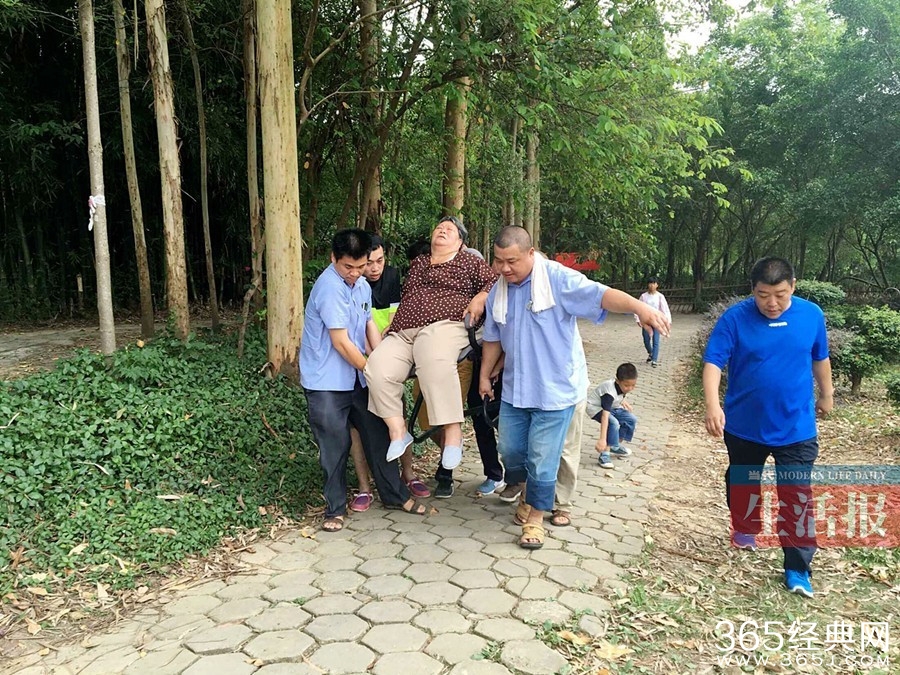 150公斤胖大姐8年未出家门 的哥抬她出门赏景