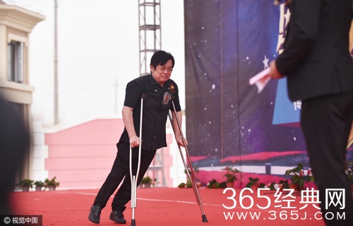 55岁郑智化拄拐献唱 双腿病情加重恐难再登台