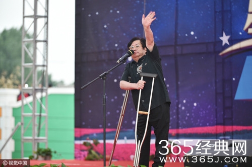 55岁郑智化拄拐献唱 双腿病情加重恐难再登台