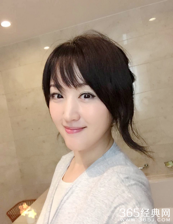 45岁杨钰莹晒逆生长美照：食指戴戒指期待人嫁人