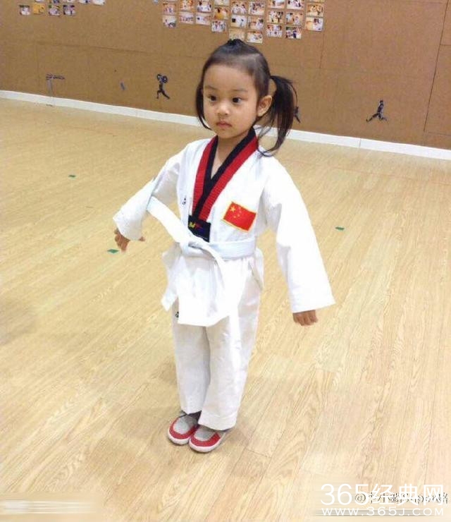 甜馨穿跆拳道服很霸气 变身幼儿园“扛把子”