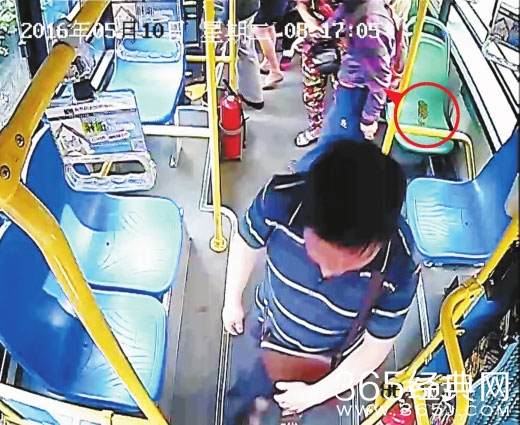 男子公交上迅速大便后下车 乘客捂鼻忍一路