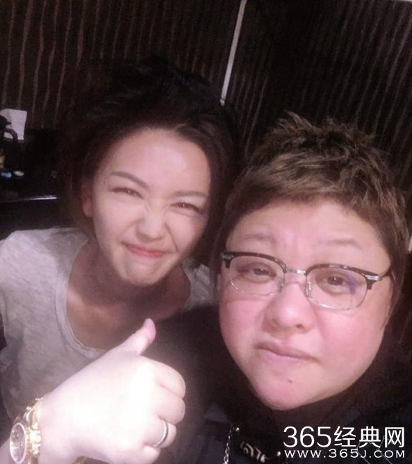 微醺的孙燕姿好美！韩红晒两人酒后亲密自拍