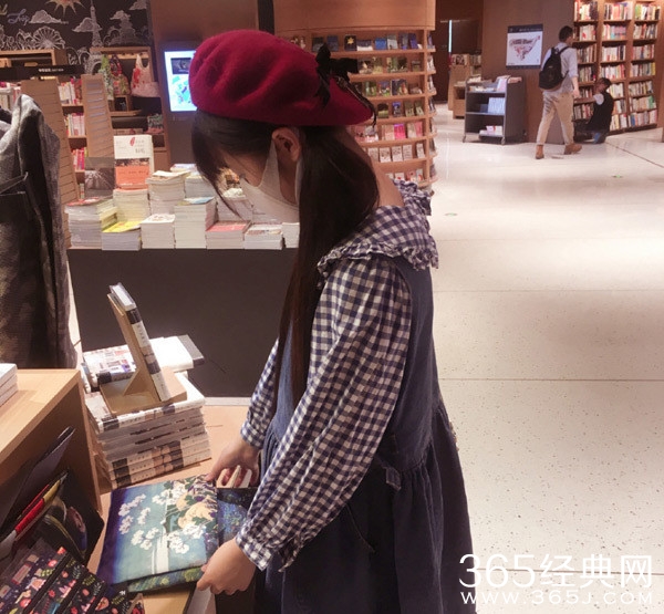 18岁徐娇逛书店狂拍照 上蹿下跳未见看书