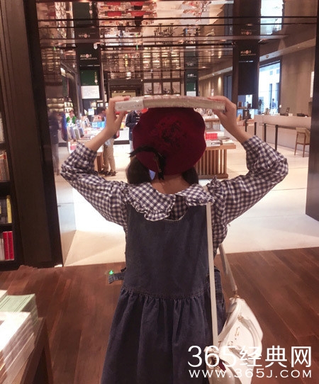 18岁徐娇逛书店狂拍照 上蹿下跳未见看书