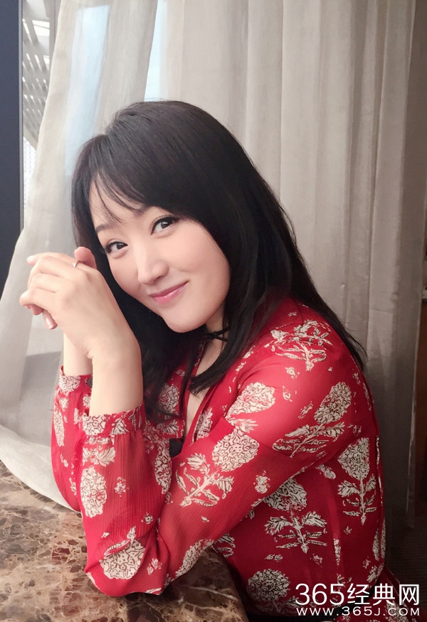 45岁杨钰莹晒逆生长美照：食指戴戒指期待人嫁人