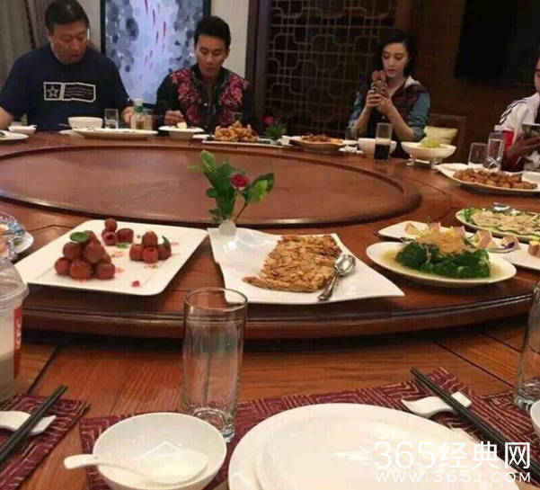 范冰冰和李晨同框享美食 全程低头玩手机