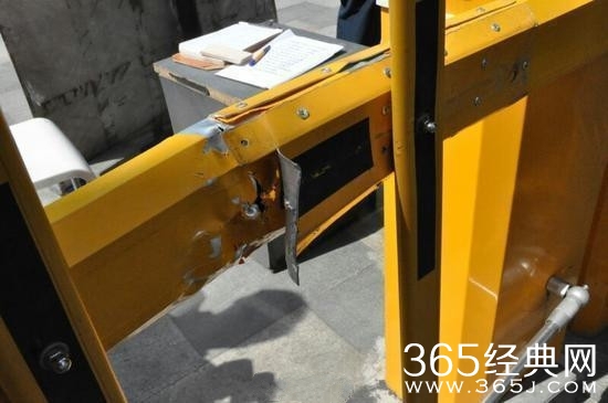 《乡村爱情》演员开车撞杆后找人平事 态度差