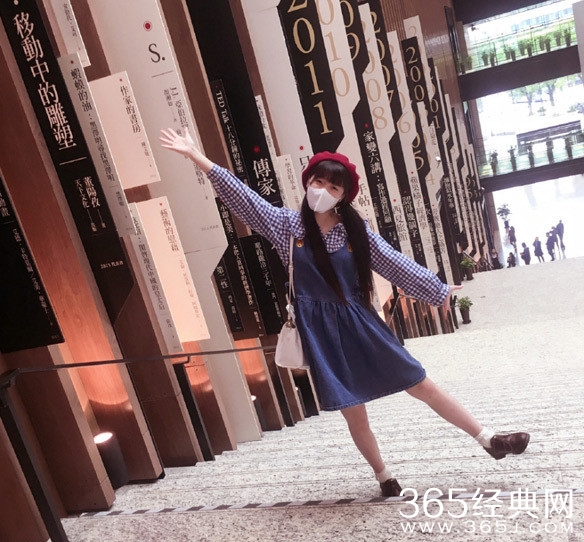 18岁徐娇逛书店狂拍照 上蹿下跳未见看书