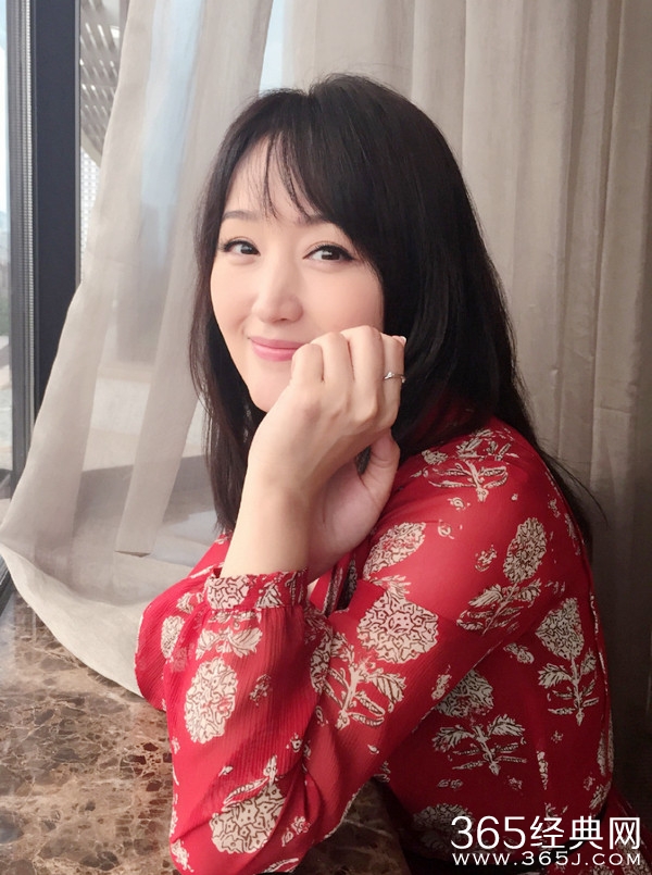 45岁杨钰莹晒逆生长美照：食指戴戒指期待人嫁人