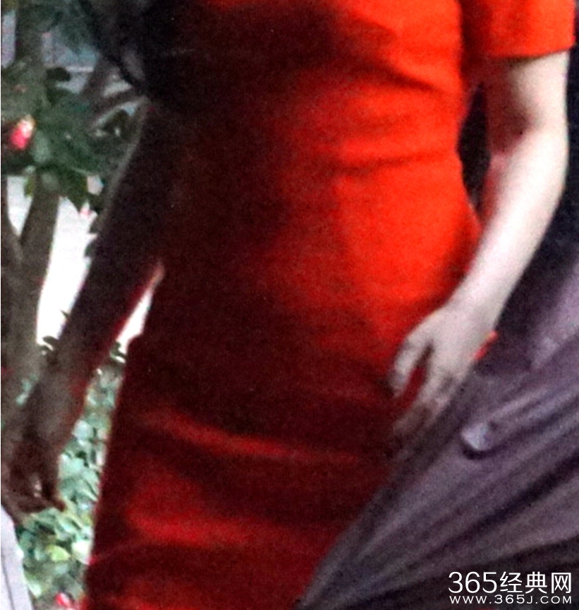 范冰冰小腹微凸疑似怀孕 助理小心搀扶